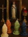 Vela mano en oración